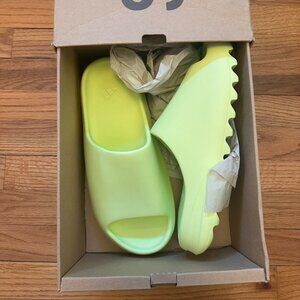 New in box Yeezy Slides